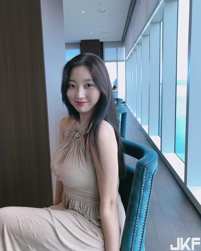 韓國隱乳正妹 那兩粒「碗公奶」快把服撐破 讓人看了目不轉睛! 6th image
