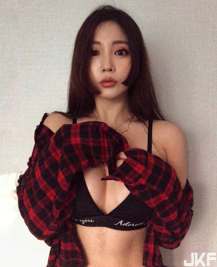 冷艷型韓妞 緊實copper體豐滿上圍 網:今晚別想跑! 5th image