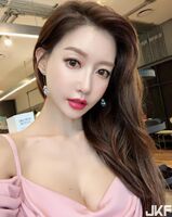 超完美嫩模 「高顏值+渾圓隱乳」 這個我給滿分!