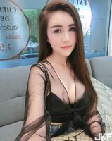 曼谷高冷美女 胸前巨大車頭燈快彈出來 好想把頭塞到裡面阿！