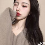 韓國性感正妹 身穿低chest upper garment exposed性感酥胸 看到她我心動了!