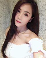 長髮性感模特 兩團軟奶擠出一條深溝 若隱若現讓人無法抗拒!