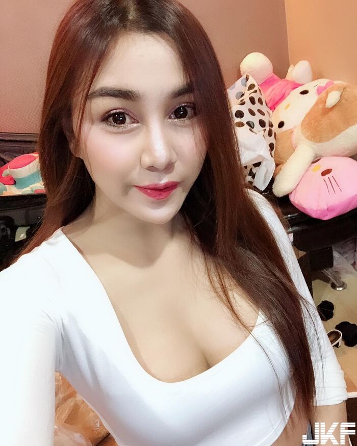 Sexual Sensation Night Store 正妹 chest front 肉彈超大份量 看到那兩粒忍不住流口水... 8th image