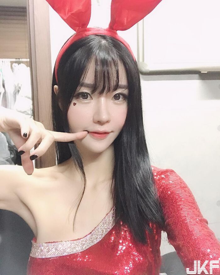 韓國童顏美女 挺著渾圓白乳加上細長嫩腿 根本就是我女友! 10th image