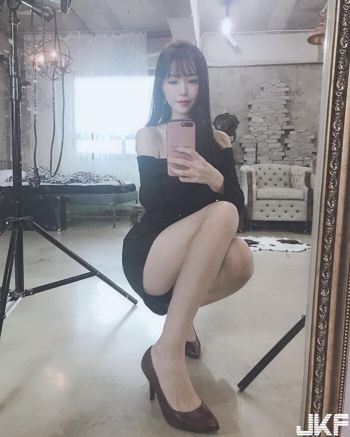 韓國童顏美女 挺著渾圓白乳加上細長嫩腿 根本就是我女友! 11th image