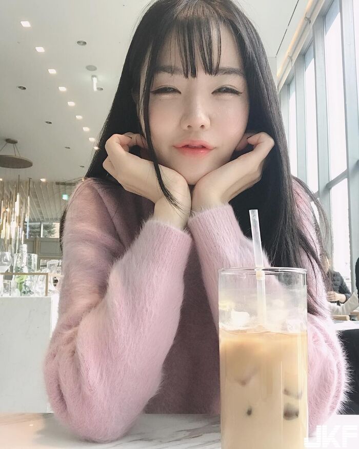 韓國童顏美女 挺著渾圓白乳加上細長嫩腿 根本就是我女友! 12th image