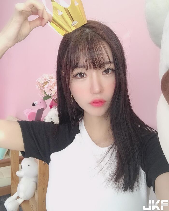 韓國童顏美女 挺著渾圓白乳加上細長嫩腿 根本就是我女友! 13th image