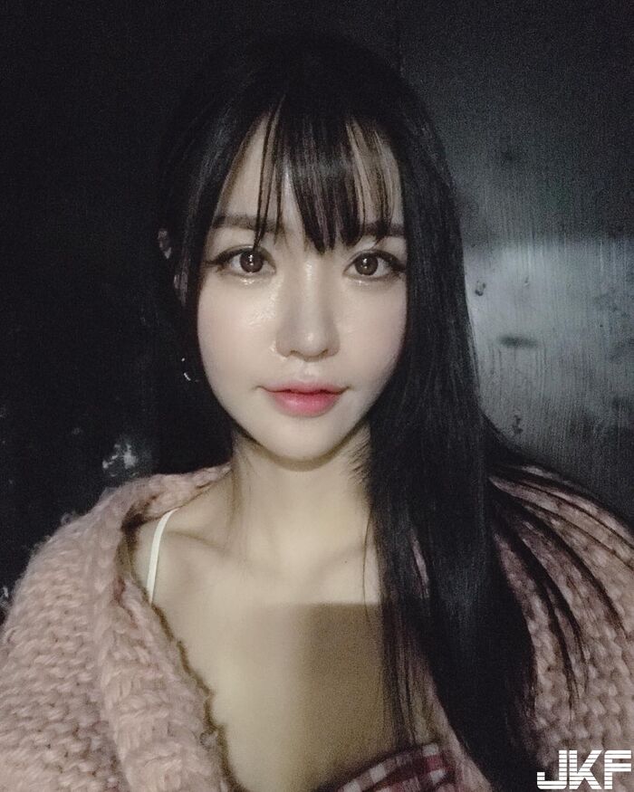 韓國童顏美女 挺著渾圓白乳加上細長嫩腿 根本就是我女友! 15th image