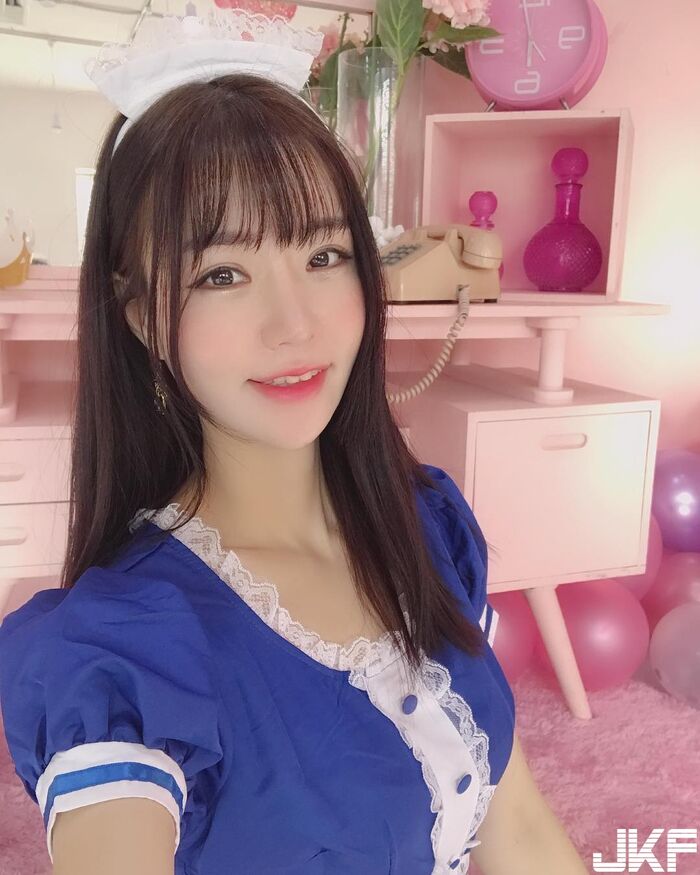 韓國童顏美女 挺著渾圓白乳加上細長嫩腿 根本就是我女友! 16th image