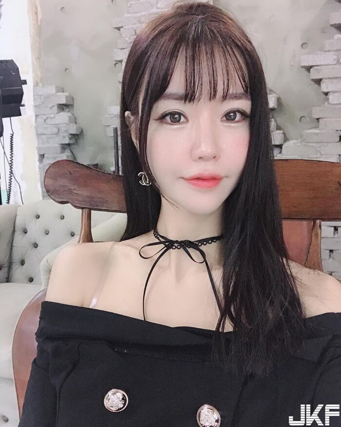 韓國童顏美女 挺著渾圓白乳加上細長嫩腿 根本就是我女友! 17th image