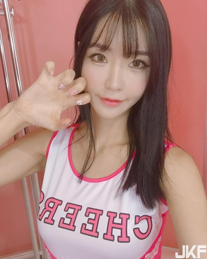 韓國童顏美女 挺著渾圓白乳加上細長嫩腿 根本就是我女友! 4th image