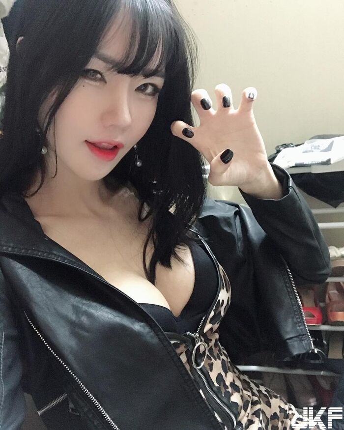 韓國童顏美女 挺著渾圓白乳加上細長嫩腿 根本就是我女友! 6th image