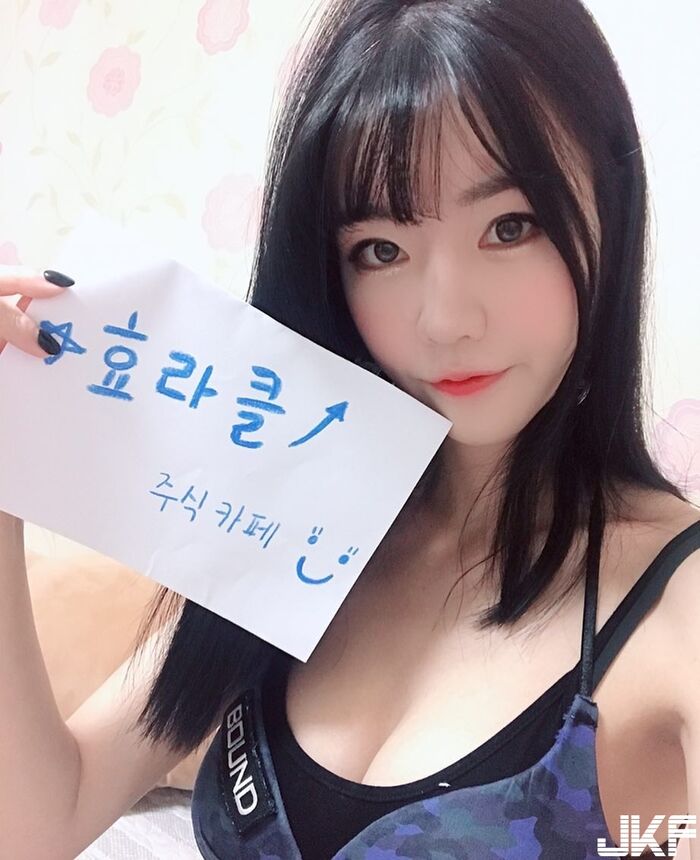 韓國童顏美女 挺著渾圓白乳加上細長嫩腿 根本就是我女友! 7th image