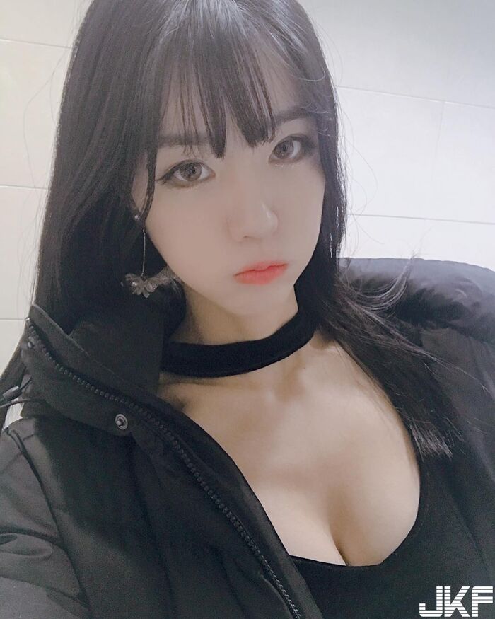 韓國童顏美女 挺著渾圓白乳加上細長嫩腿 根本就是我女友! 9th image