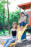 這兩個女孩我先收服了! Thin shoulder small cute true 讓人想crime..
