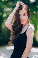氣質美人 衩裙露出迷人長腿 讓網友全爆動:那個腿我可以!