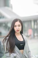 愛運動的女孩 運動內衣有股神奇的魔力啊! 白皙嫩silk 看得我心癢癢!