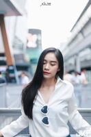 泰國正妹「白襯衫+牛仔褲」簡約穿搭襯托出她迷人的氣質韻味 !