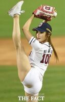 韓國マッスル美女 Choi Seol Hwa(チェ・ソルファ)のムチムチヒップなセクシー始球式