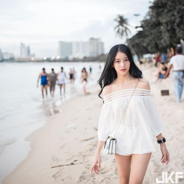清純美少女 纖細身材顏質又高 迷人笑容更讓我直接戀愛了！ 3th image