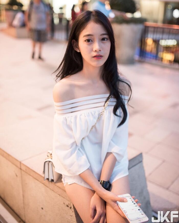 清純美少女 纖細身材顏質又高 迷人笑容更讓我直接戀愛了！ 4th image