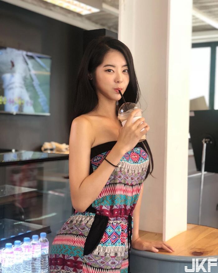 韓國嫩模 擁有渾圓Q彈美臀 晚上帶回家處理了! 9th image