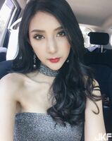 白皙長腿嫩模 胸前長輩「渾圓弧度」讓人看了好想抓阿!