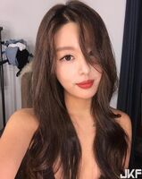 性感外拍美女 穿著蕾絲內衣白嫩雪乳彈出來 好想伸手摸一把...