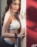 展場車模美女 胸前兩粒「滿了出來」 讓人不知道要看展還是喝奶好~