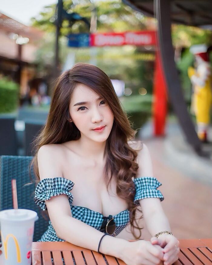 渾圓嫩胸好搶眼 散發誘惑氣息讓網友無法招架 3th image