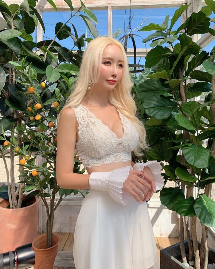 天生散發美艷氣息 巨級長輩呼之欲出搶奪焦點 3th image