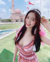 The Great Horse Goddess Zhang Anqin Qingzhen Temple Front Open Deep V! 換上比基尼倒奶玩潑水