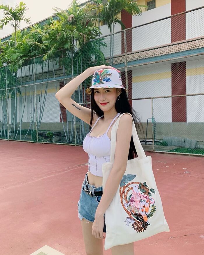 雪乳辣waist 狂曬超大方 緊緻身材吸引你的注意 10th image