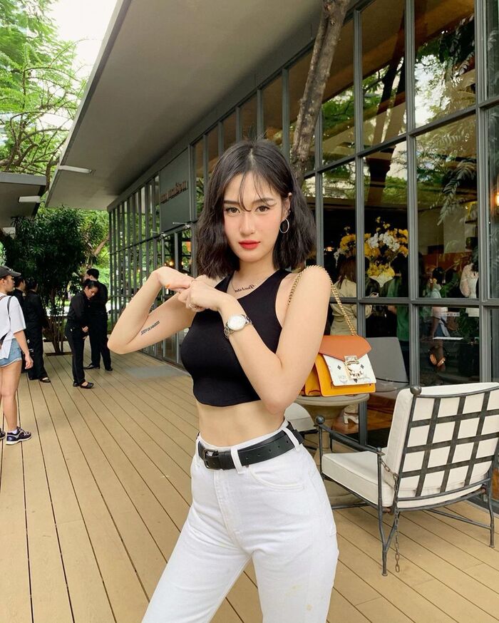 雪乳辣waist 狂曬超大方 緊緻身材吸引你的注意 16th image