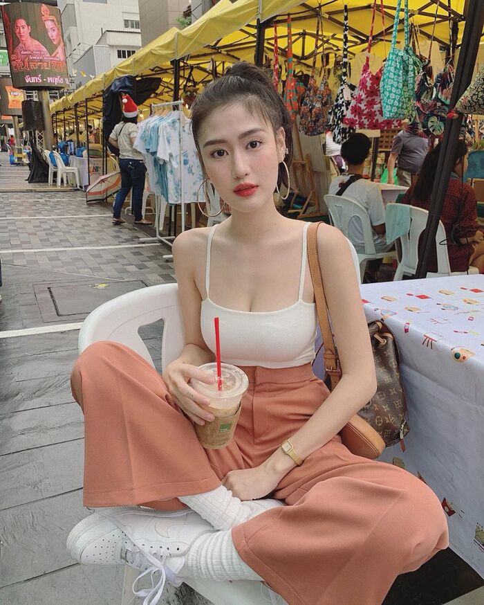 雪乳辣waist 狂曬超大方 緊緻身材吸引你的注意 3th image