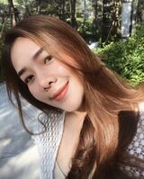 俏麗表情戀愛指數破表 誘人美腿吸引大家眼光
