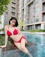 短髮正妹一樓泳池遊泳　穿上比基尼讓住戶都看到很開心