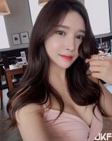 高冷氣質韓妹 身穿緊身上衣飽滿肉彈蠢蠢欲動 網:快滿出來了...