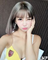 短髮性感車模 「圓潤美胸+高顏值」 波濤洶湧好想伸手摸一把！