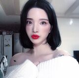 高冷暗黑型少女 纖slender material 加上那眼神 簡直把我迷到受不了~