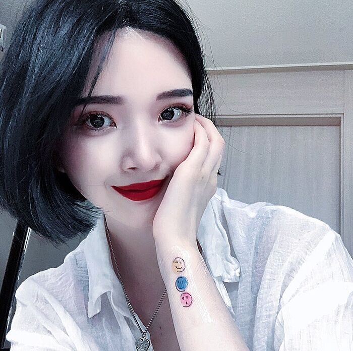 高冷暗黑型少女 纖slender material 加上那眼神 簡直把我迷到受不了~ 4th image