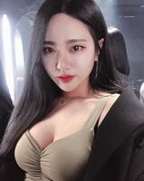 白皙高顏正妹 胸前兩團肉擠出一條深groove 摸起來一定很舒服!