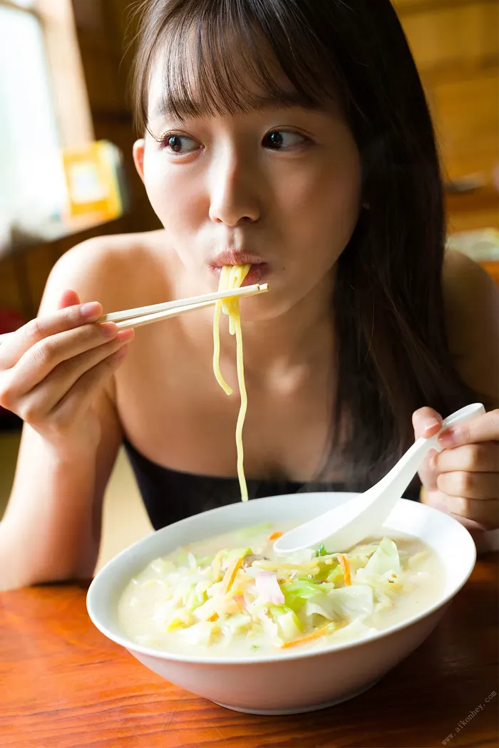 [Shida Oto 29] A cute 25-year-old gravure image with a smile who shows off her seductive body in a bikini that is too cute (16) 23th image