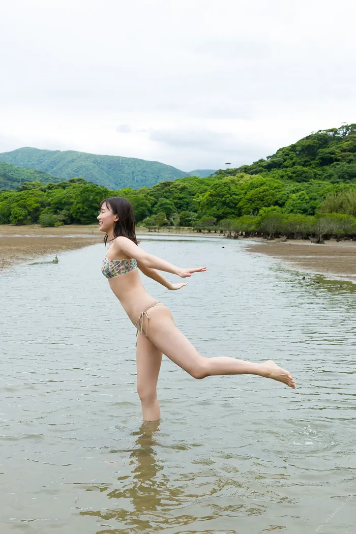 [Shida Oto 29] A cute 25-year-old gravure image with a smile who shows off her seductive body in a bikini that is too cute (16) 26th image