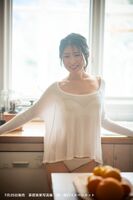 [Image] "Miraculous 40s" voice actor, who releases a swimsuit photo book wwwwwwww Minori Kayahara, boldly exposes fair-skinned beautiful breasts in a bikini!!!