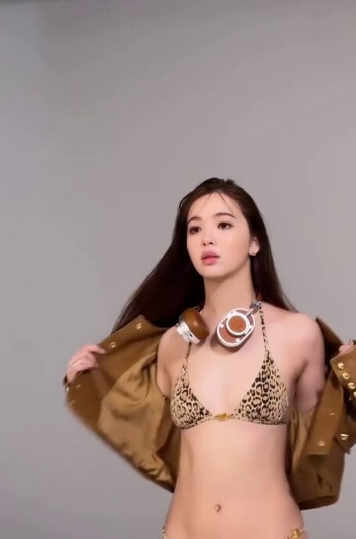 'I didn't plan to take it off' Nicole Fujita Mr./Ms. the image of the swimsuit shoot is too naughty wwwwwwww Fans are very excited about the back of the bikini cover of the magazine 'ViVi!! 6th image