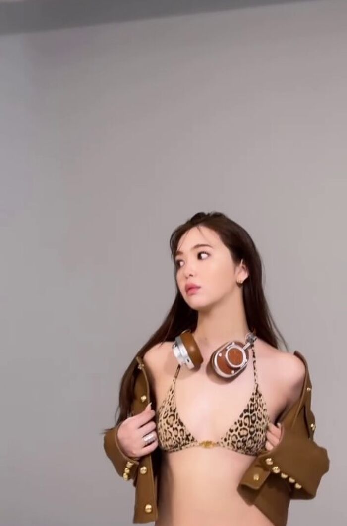 'I didn't plan to take it off' Nicole Fujita Mr./Ms. the image of the swimsuit shoot is too naughty wwwwwwww Fans are very excited about the back of the bikini cover of the magazine 'ViVi!! 7th image