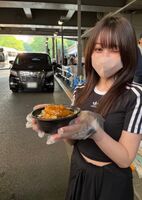 【Image】Former professional gamer Tanuka Mr./Ms. participates in the soup kitchen "Homeless grandfather saw breast cancer and was deredere, so I shook it with the service"