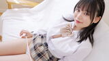 93 cm G cup large newcomer Gravure Yuna Shirahoshi rolls pink nipples from her debut work ww