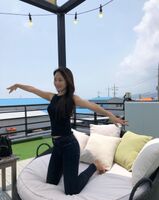 長腿美胸完美搭配 性感小露挑逗是要逼死Who